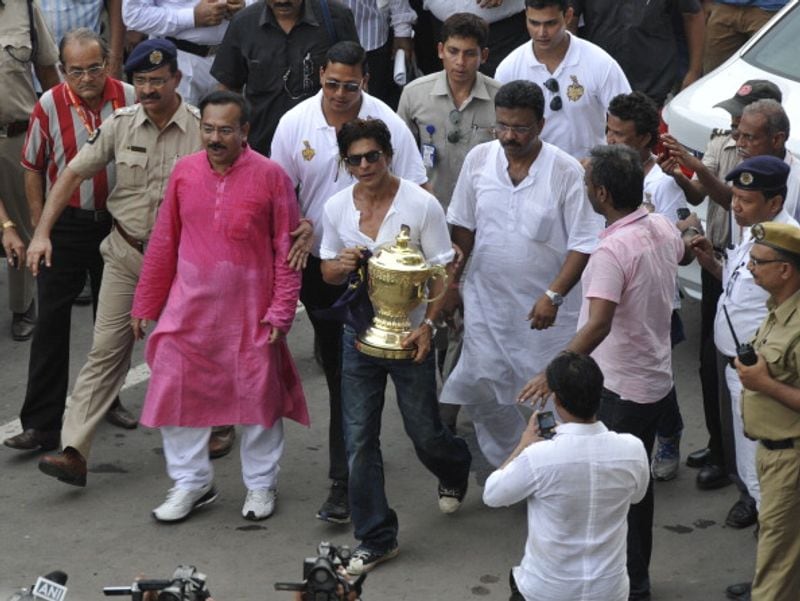 Shah Rukh holds the IPL trophy as he arrives at Kolkata's Eden Gardens in 2014