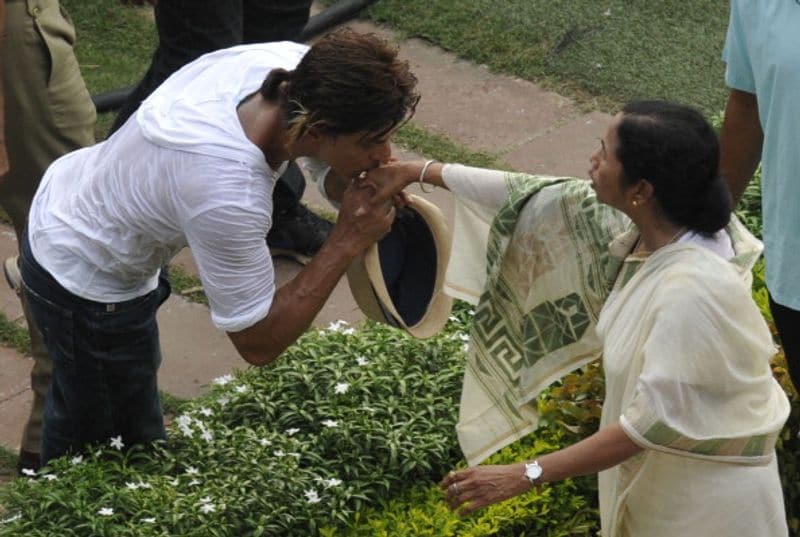 Shah Rukh kisses Bengal chief minister Mamata at Eden Gardens in 2014