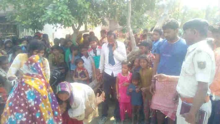 family men beats married women and his partner in katihar pra family men beats married women and his partner in katihar pra