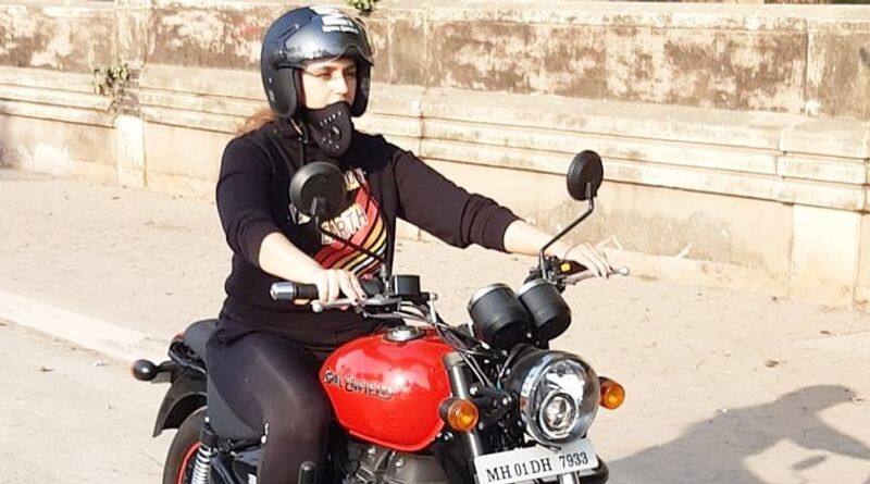 Actress Huma Qureshi Perform Bike Stunt With Thala Ajith Valimai Movie