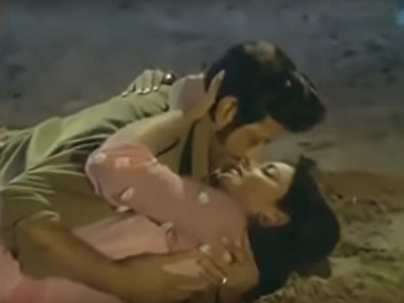 শ্যুটিং চলাকালীন প্রবীন অভিনেতা বিশ্বজিৎ চট্টোপাধ্যায়ের কাছে যৌন লালসার শিকার হয়েছিলেন অভিনেতা।