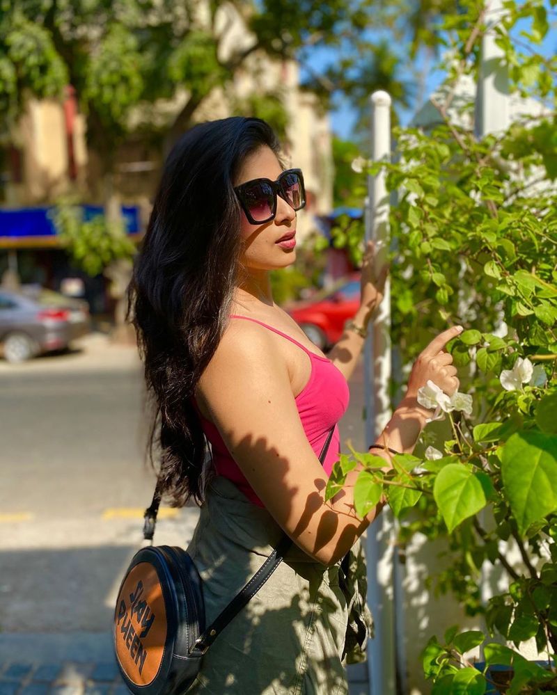 (Courtesy:Instagram)ఈ హాట్ బ్యూటీ క్లీవేజ్ షోలో రెచ్చిపోతూ ఇస్తున్న ఫోజులు వైరల్ అవుతున్నాయి.