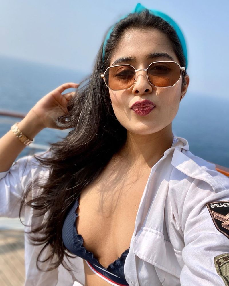 (Courtesy:Instagram)నికిత శర్మ హాట్ ఫోటోస్