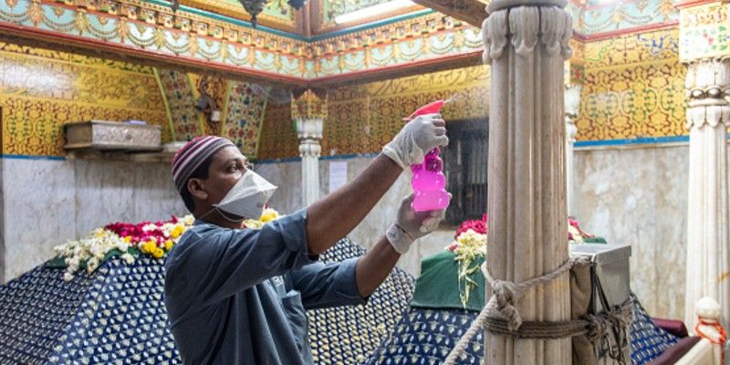 করোনার জীবানু মুক্ত করার কাজ চলছে মসজিদে।