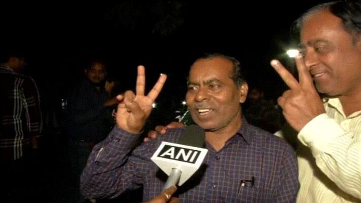 After 4 convicts hanged Nirbhays Father shows victory sign After 4 convicts hanged Nirbhays Father shows victory sign