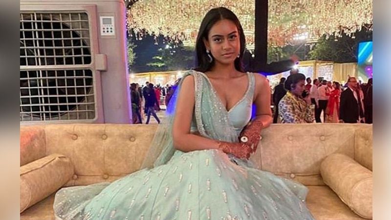 ajay devgn daughter nysa devgn again troll for putting lots of makeup on face KPJ