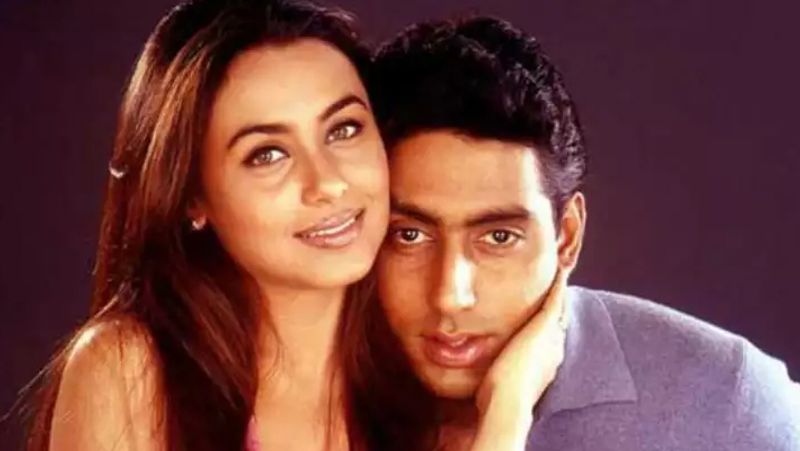 এই ছবিতে তাঁদের মধ্যে সম্পর্ক তৈরি না হলেও গড়ে উঠেছিল বন্ধুত্ব। এরপরই করিশ্মার সঙ্গে বিচ্ছেদের খবর সামনে আসে।
