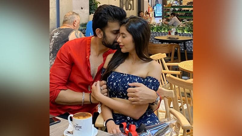 Sushmita sen Brother rajeev sen Get romantic with wife charu asopa now the trolled due to corona virus KPY
