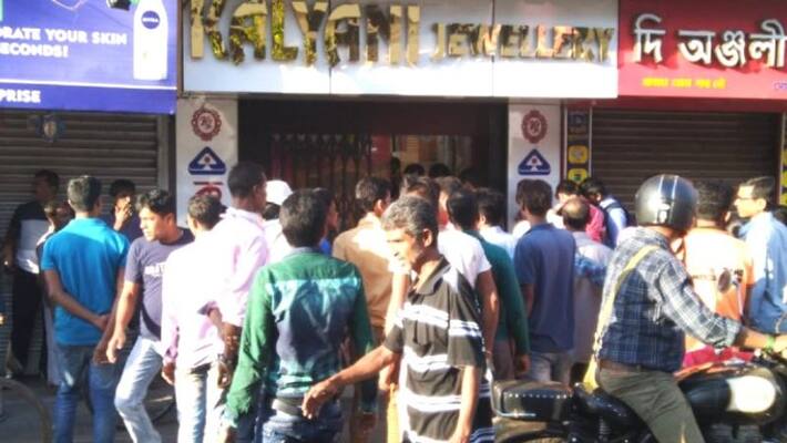 Criminals looted gold shop wearing corona protection mask Criminals looted gold shop wearing corona protection mask