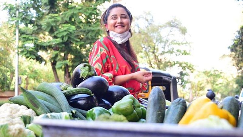 Rashami Desai get Trolled for removing the mask while purchasing vegetables Corona virus KPY