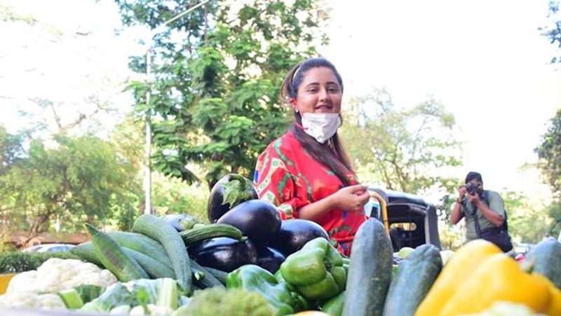 Rashami Desai get Trolled for removing the mask while purchasing vegetables Corona virus KPY