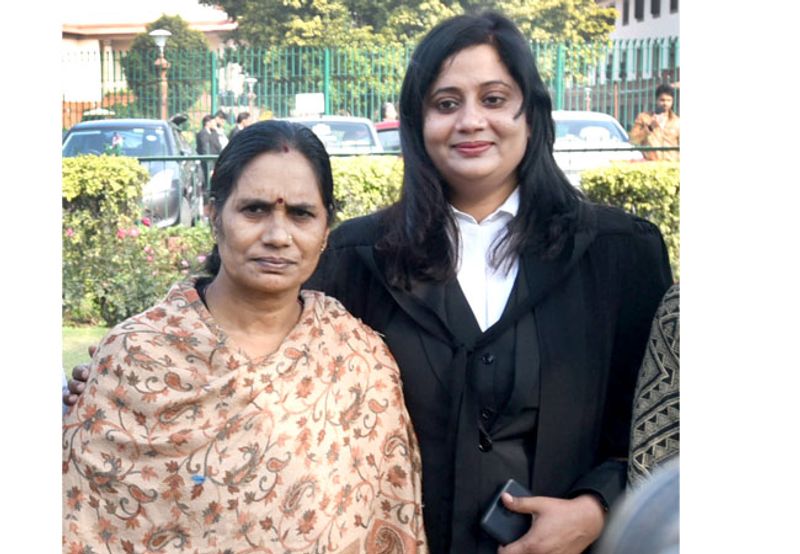 Seema Kushwaha, Nirbhaya's LawyerStruggle: This lawyer who fought for Nirbhaya's justice was poor and sold her anklets for education.Seema Kushwaha, who got Nirbhaya justice, is remembered not as a lawyer but as a bulwark of strong law. Her father, a resident of Uggarpur village in Etawah, UP, was a farmer. She went to school till eighth. Further studies were banned. At that time, it was not considered right to educate girls much. But her father decided to teach her. He died when Seema was doing her graduation. She did not have the money to pay college fees, her aunt paid the fees by selling her gold jewellery and anklets. She somehow completed her graduation by teaching tutions and today, Seema has become a strong woman, a capable advocate and a strong voice for women.