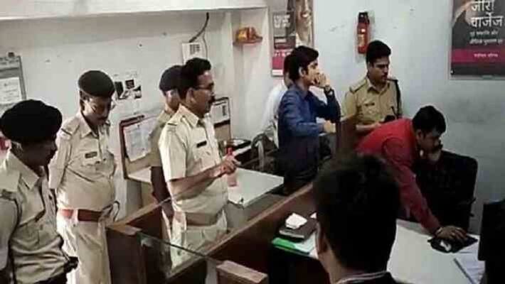 axis bank looted in muzaffarpur goons looted 11.85 lakh cash pra axis bank looted in muzaffarpur goons looted 11.85 lakh cash pra