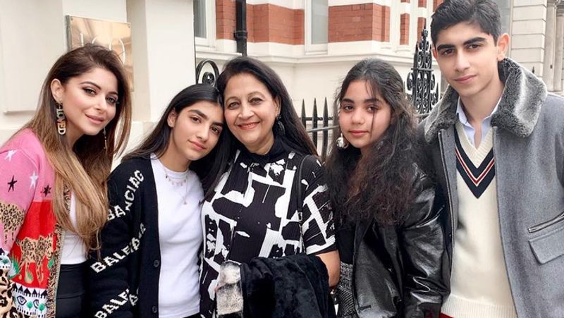 Kanika Kapoor Coronavirus married at age of 18 divorced after 15 year KPJ
