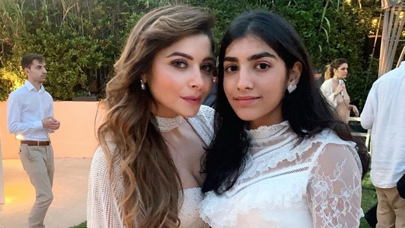 Kanika Kapoor Coronavirus married at age of 18 divorced after 15 year KPJ
