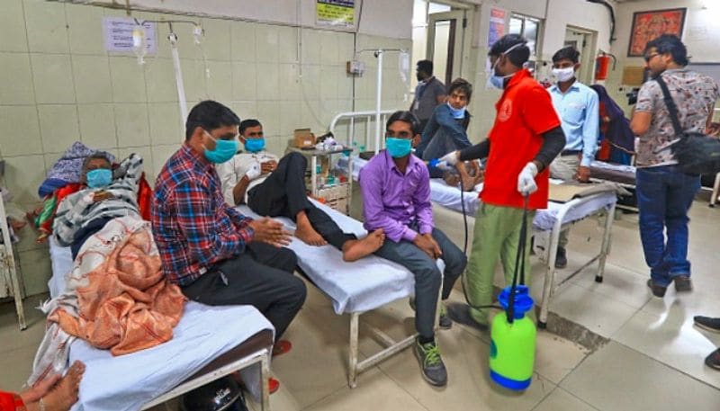 মুম্বইয়ের পরই মহারাষ্ট্রে সবচেয়ে খারাপ অবস্থায় আছে পুনে। বৃহস্পতিবার রাত পর্যন্ত এই শহরে ২০০ জন করোনা আক্রান্ত। আর গোটা মহারাষ্ট্রে সংখ্যাটা ১৩৪৬। অর্থাৎ, শুধু মুম্বই ও পুনে শহরেই মহারাষ্ট্রের প্রায় ৮০ শতাংশ করোনা রোগী আছেন। বিশেষত এই দুই শহরের জন্য়ই মহারাষ্ট্র রাজ্যে নিশ্চিতভাবে লকডাউনের সময় বাড়বে।