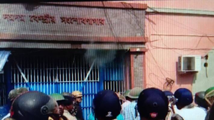 The clash between two inmates groups has broken out in Dum Dum central jail The clash between two inmates groups has broken out in Dum Dum central jail