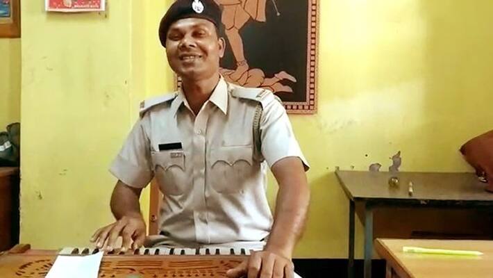 A cop sing a song on corona A cop sing a song on corona