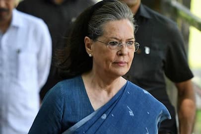 Opposition parties are also praising PM Modi, after Akhilesh Maya, now Sonia welcomed the lockdown