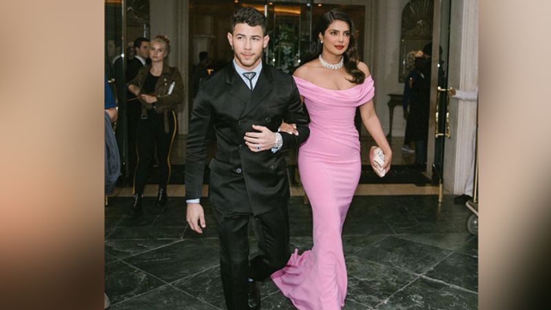 Nick Jonas take care of priyanka chopra due to corona virus See in pics KPY