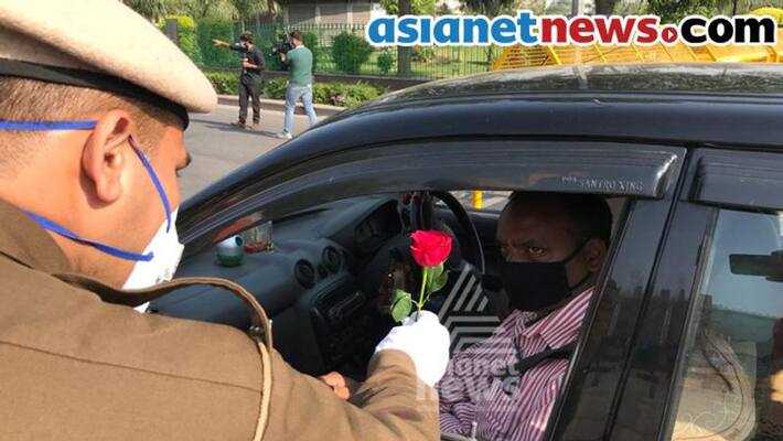 Covid 19 Janata Curfew Delhi Police Gifts Roses to people getting out and asks them to go back inside Covid 19 Janata Curfew Delhi Police Gifts Roses to people getting out and asks them to go back inside