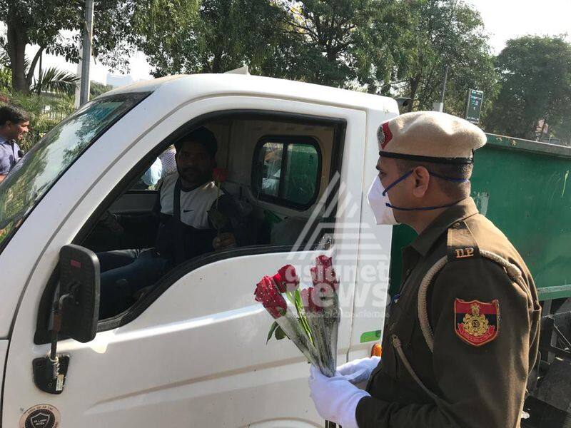 Covid 19 Janata Curfew Delhi Police Gifts Roses to people getting out and asks them to go back inside