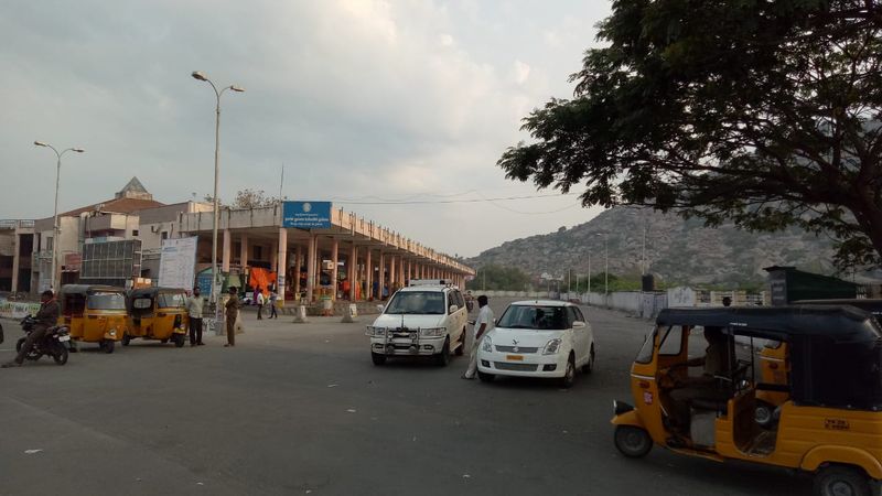 வெறிச்சோடிய தமிழக சாலைகள்
