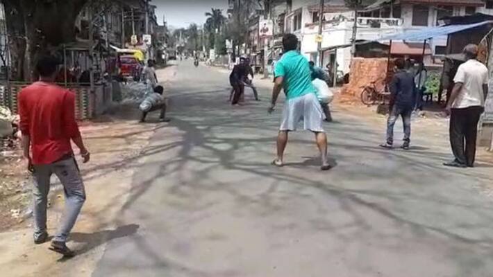 Amid coronavirus outbreak, Bankura youths play street cricket during Janta Curfew Amid coronavirus outbreak, Bankura youths play street cricket during Janta Curfew