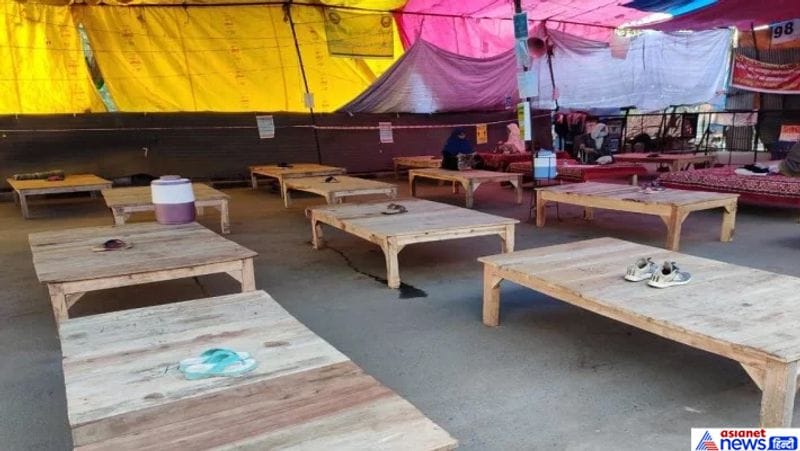 इससे पहले शनिवार को पुलिस ने शाहीनबाग में बैठे प्रदर्शनकारियों के साथ बैठक की थी। पुलिस ने कोरोना के चलते महिलाओं से धरना खत्म करने के लिए कहा था। हालांकि, महिलाओं ने इससे इनकार कर दिया। लेकिन महिलाएं रविवार रात 9 बजे तक प्रदर्शन में शामिल ना होने के लिए तैयार हो गई हैं।