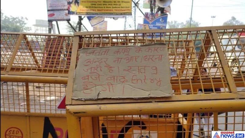 इस तरह के पोस्टर शाहीन बाग के प्रदर्शनस्थल के आसपास चारों तरफ लगाए गए हैं।