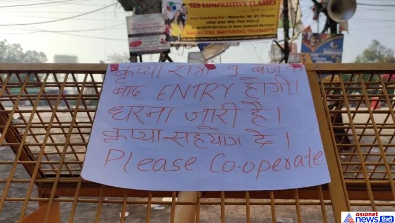 शाहीन बाग में पोस्टर लगाए गए हैं। इनमें लिखा गया है, धरना जारी है। एंट्री 9 बजे के बाद होगी। धरने में सहयोग दें।