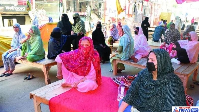 भारत में पिछले साल के आखिरी में नागरिकता कानून पास हुआ था, इस कानून के तहत बांग्लादेश, पाकिस्तान और अफगानिस्तान से आने वाले प्रताड़ित हिंदू, सिख, पारसी, बौद्ध, जैन और ईसाइयों को नागरिकता देने का प्रावधान है।