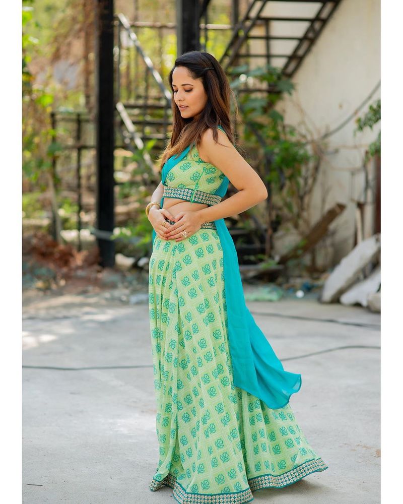 (Courtesy: Instagram) అనసూయ సోషల్ మీడియాలో ట్రెండీ దుస్తుల్లో అందాలు ఒలకబోస్తోంది.