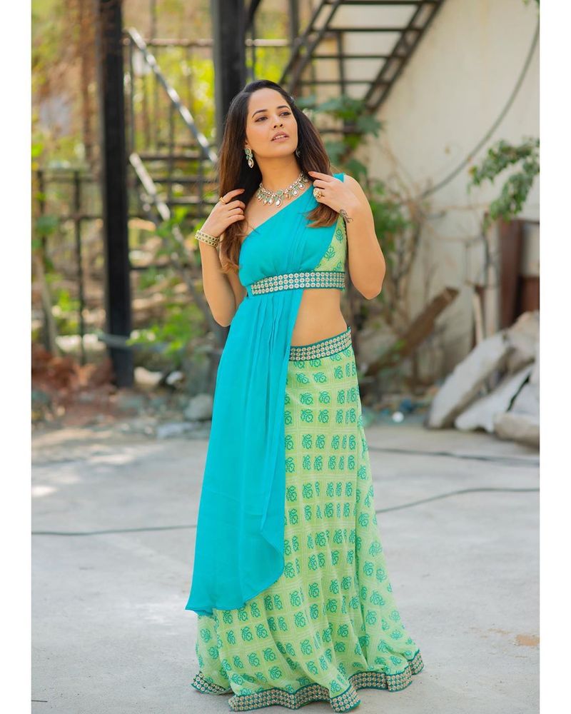 (Courtesy: Instagram) చీర ధరించినా, ట్రెండీ అవుట్ ఫిట్ లో కనిపించినా అనసూయ గ్లామర్ ఆకట్టుకుంటోంది.