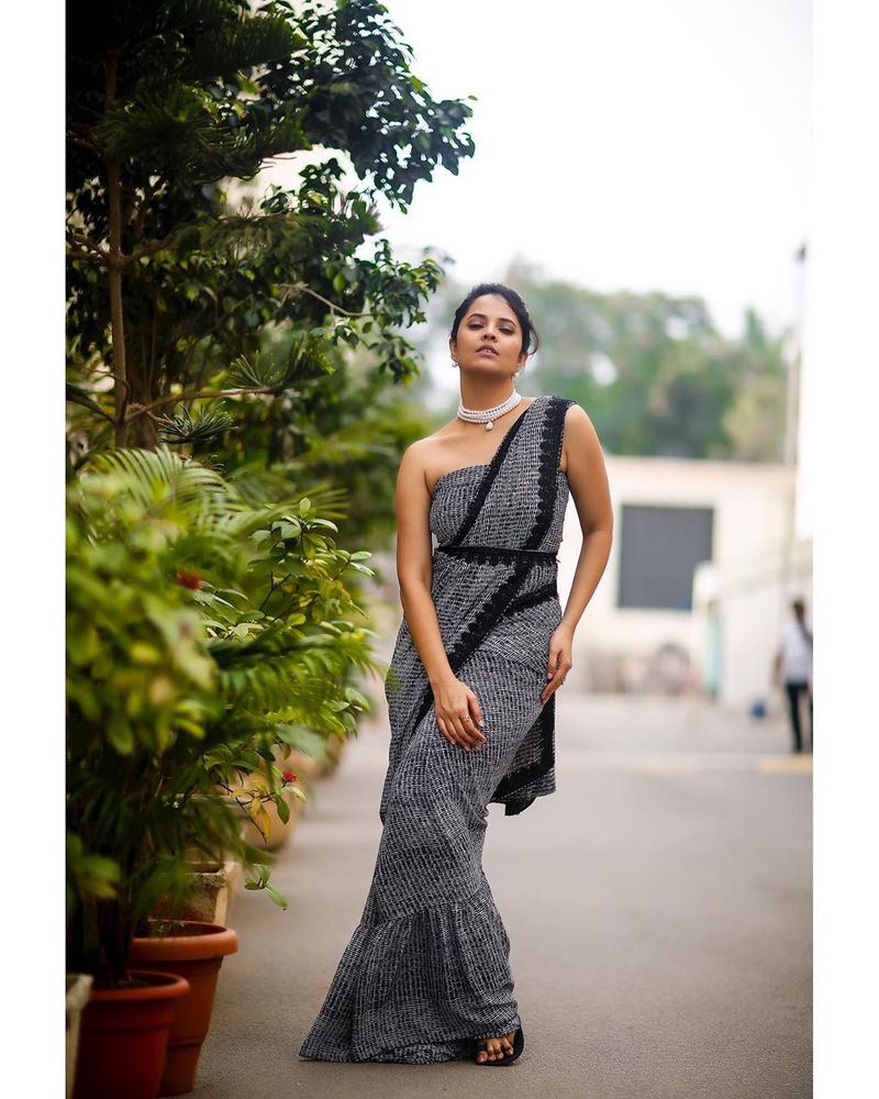 (Courtesy: Instagram)మరికొన్ని చిత్రాల్లో నటించేందుకు ఈ హాట్ యాంకర్ సిద్ధమవుతోంది.