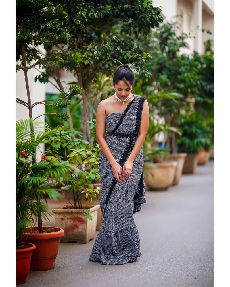 (Courtesy: Instagram) తాజాగా అనసూయ ఓ డిజైనర్ శారీలో నడుము గ్లామర్ తో మతిపోగోట్టే ఫోజులు ఇచ్చింది.