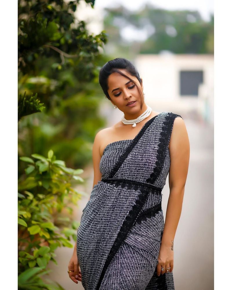 (Courtesy: Instagram) చీరలో అనసూయ అందాలు