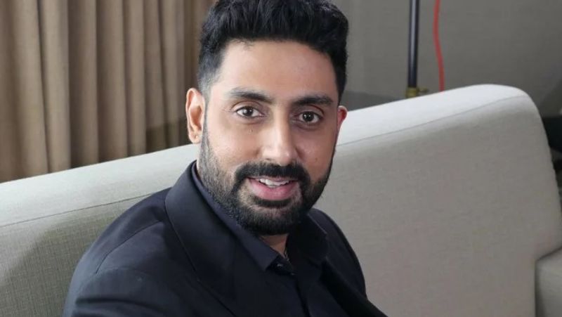 অভিষেক বচ্চন কোনও দিনই ফল খাননি। ফল খেতে তিনি পছন্দ করেন না। অনেকের অনুমান এর জন্যই হয়তো তিনি অন্যদের মত ফিট নন।