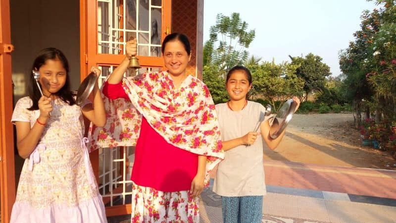 Actress Devayani Learns silambam with her daughters in Corona Lock down
