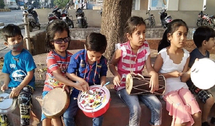 people of country clapped platters and bells to support janta curfew KPR
