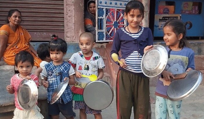 people of country clapped platters and bells to support janta curfew KPR