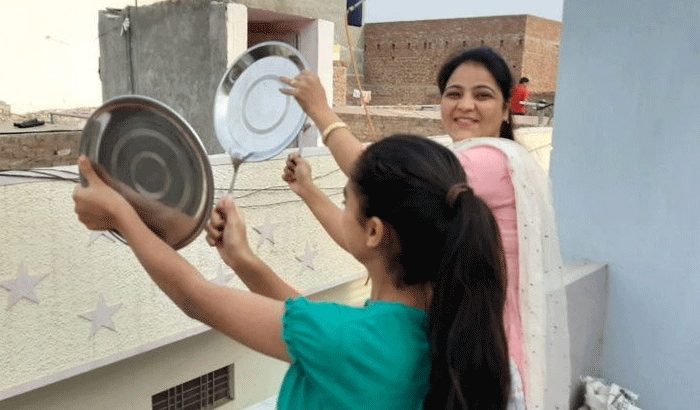people of country clapped platters and bells to support janta curfew KPR
