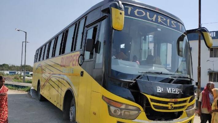 Administration stops a tourist bus from entering Jiaganj in Murshidabad Administration stops a tourist bus from entering Jiaganj in Murshidabad