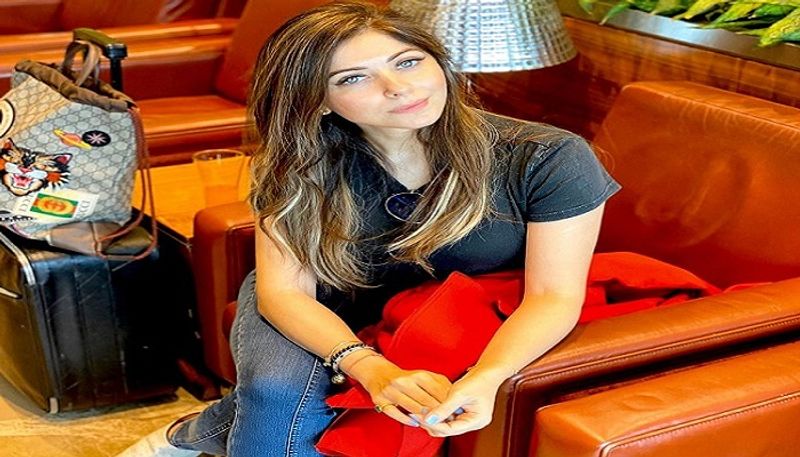 Youth stops with Kanika Kapoor at Hotel Taj, UP police searching asa