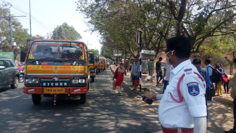 మార్చి 31 వరకు రాష్ట్రం లాక్డౌన్లో ఉంటుదని.. ఐదుగురికి మించి ఎవ్వరూ గుమిగూడరాదని కేసీఆర్ తెలిపారు. ఒకవేళ అత్యవసర పరిస్థితుల్లో బయటకు వచ్చినప్పటికీ మూడు ఫిట్ల దూరం పాటించాలని ముఖ్యమంత్రి తెలిపారు.