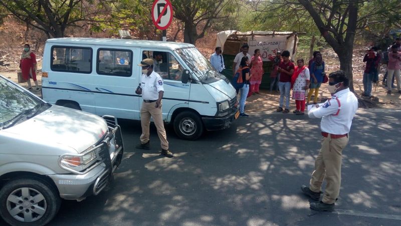 కరోనా భయం, షట్ డౌన్: మార్కెట్ల వద్ద రద్దీ (ఫొటోలు)