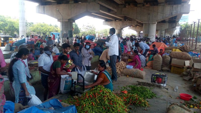 కానీ సోమవారం జనాల రద్దీతో నగరం దర్శనమిచ్చింది.