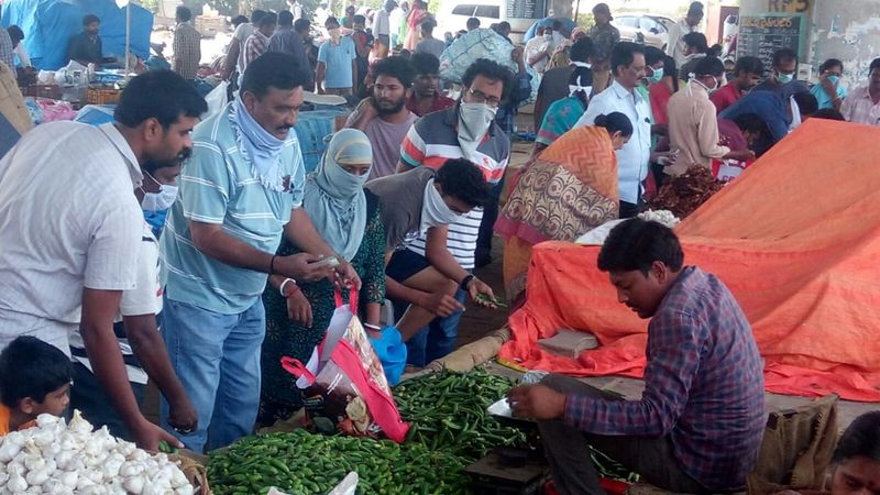 కరోనా భయం, షట్ డౌన్: మార్కెట్ల వద్ద రద్దీ (ఫొటోలు)