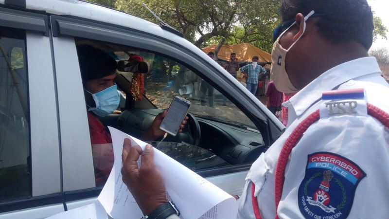 కరోనా భయం, షట్ డౌన్: మార్కెట్ల వద్ద రద్దీ (ఫొటోలు)