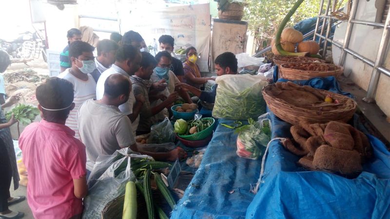 కరోనా భయం, షట్ డౌన్: మార్కెట్ల వద్ద రద్దీ (ఫొటోలు)